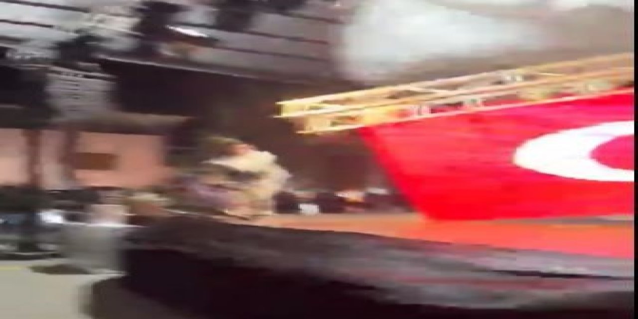 Zeybek oynamak için sahneye çıkan belediye başkanı saniyelerle kurtuldu... Sahnenin çökme anı kamerada