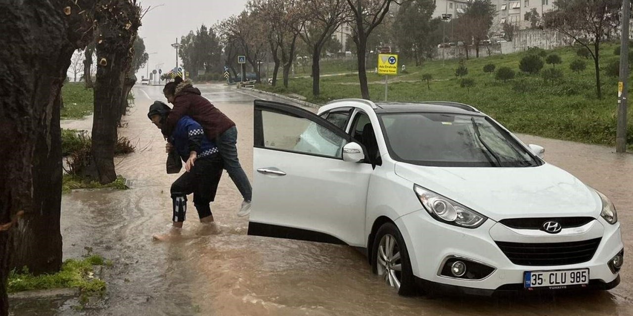Yollar göle döndü, mahsur kalanları zabıta sırtında taşıdı