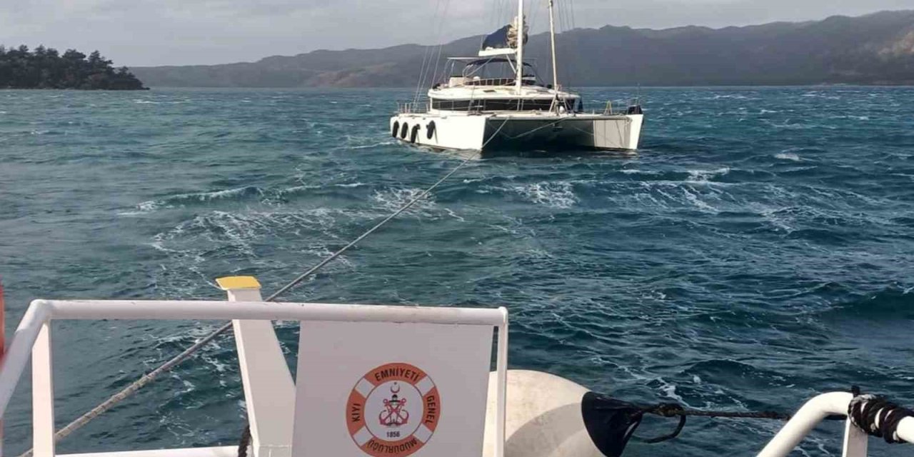 Sürüklenen Yelkenli Katamaran tekneyi Kıyı Emniyet ekipleri kurtardı