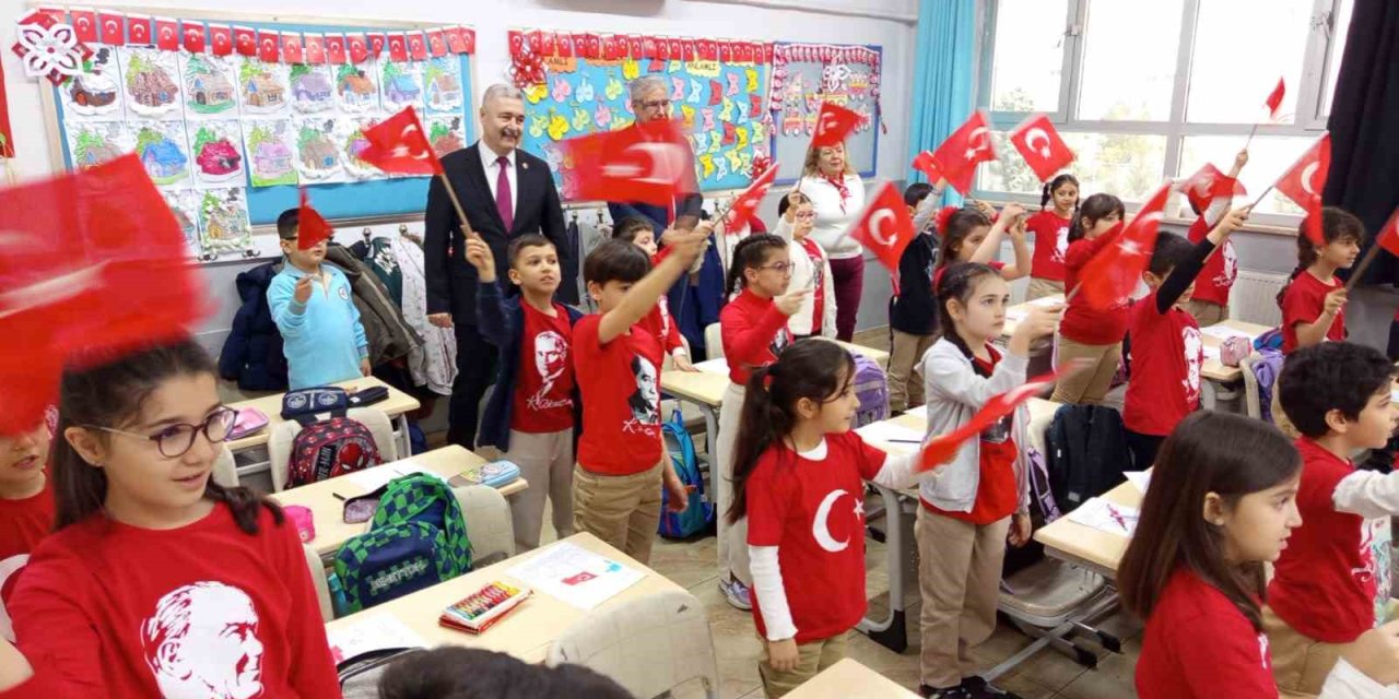Aydın’da ikinci dönemin ilk ders zili “Bayrak Sevgisi” ile çaldı