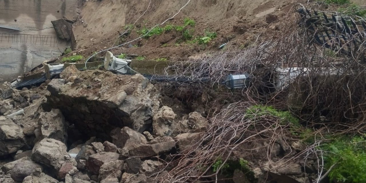 Sağanak yağmur okulun istinat duvarını yıktı