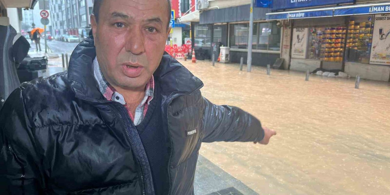 İzmir’de sağanak yağış: Bazı cadde ve sokaklar göle döndü, ekipler su tahliye çalışmaları yürüttü