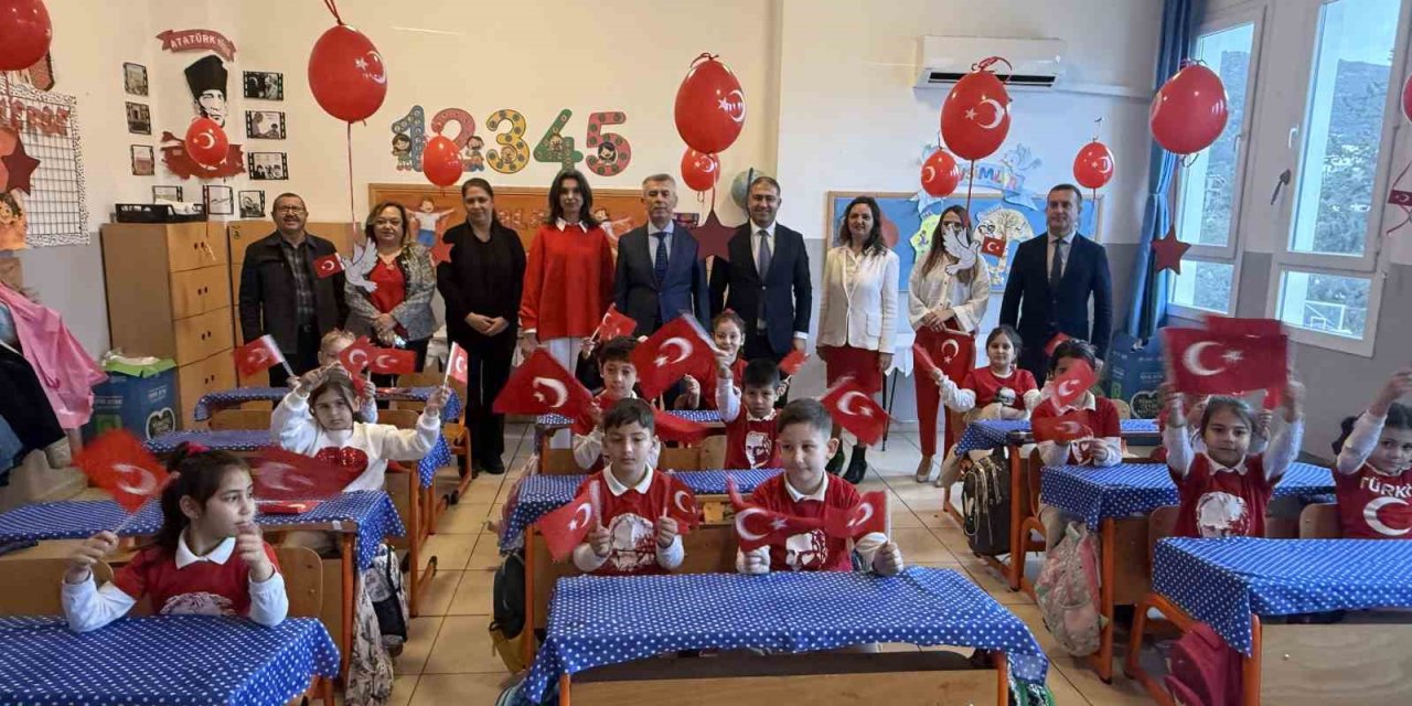 Bodrum’da öğrenciler kırmızı beyaz ay yıldızlı kıyafetlerle eğitime başladı