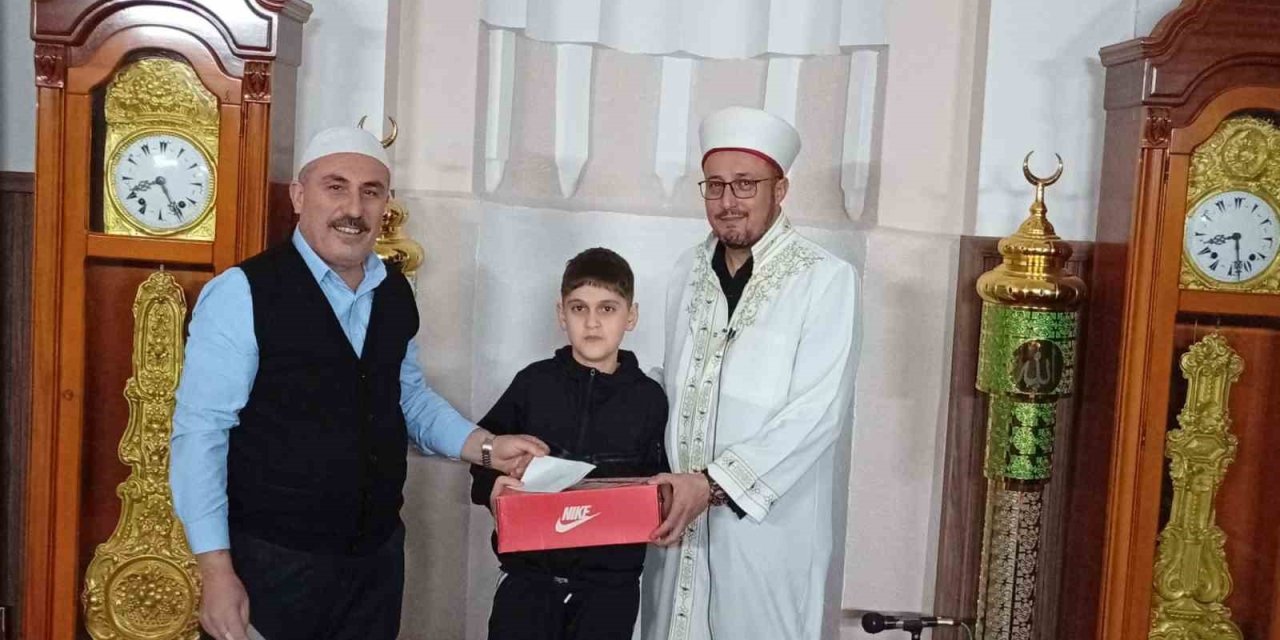 Namaza gelen çocuklar hediyeyle sevindirildi