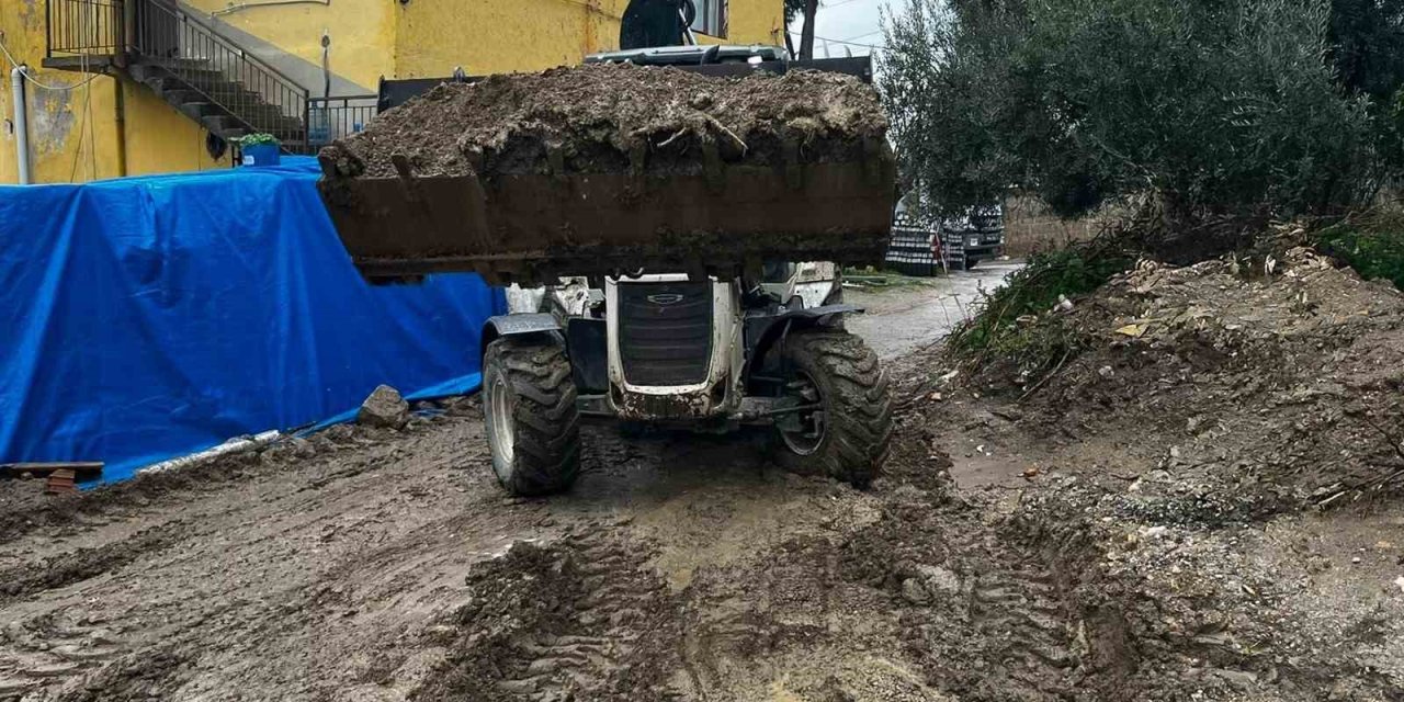 Efeler’den sağanak yağışa hızlı müdahale