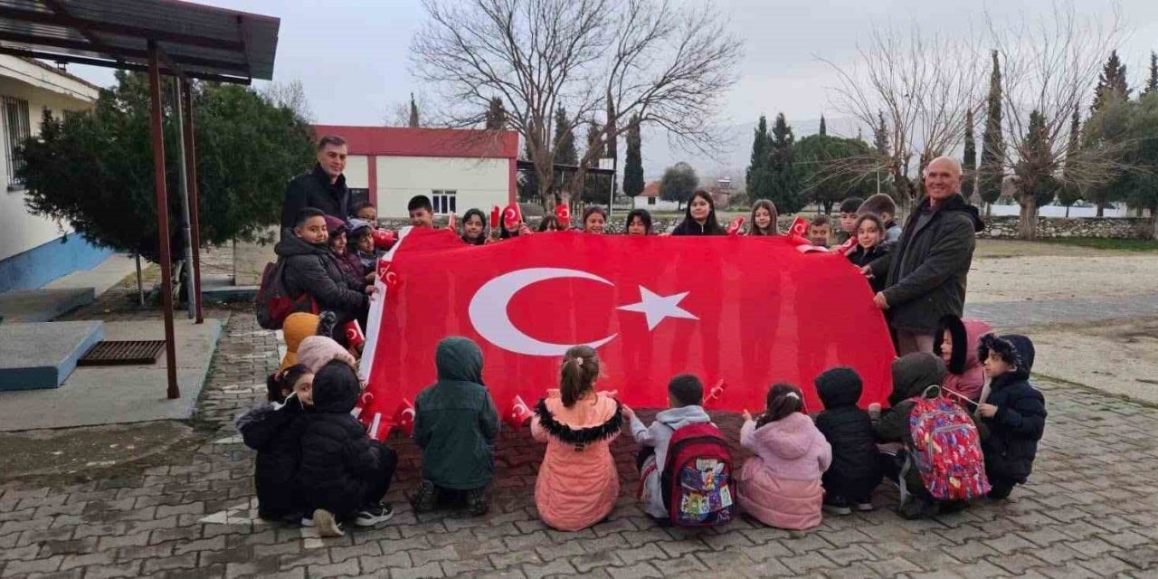 Sarıgöl’de okullarda ’Bayrağımıza saygı ve sevgi’ etkinliği