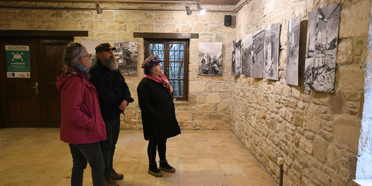 Depremin hafızası Kuşadası’nda: “Yerin  Hatırası” İbramaki’de vicdanlara dokundu