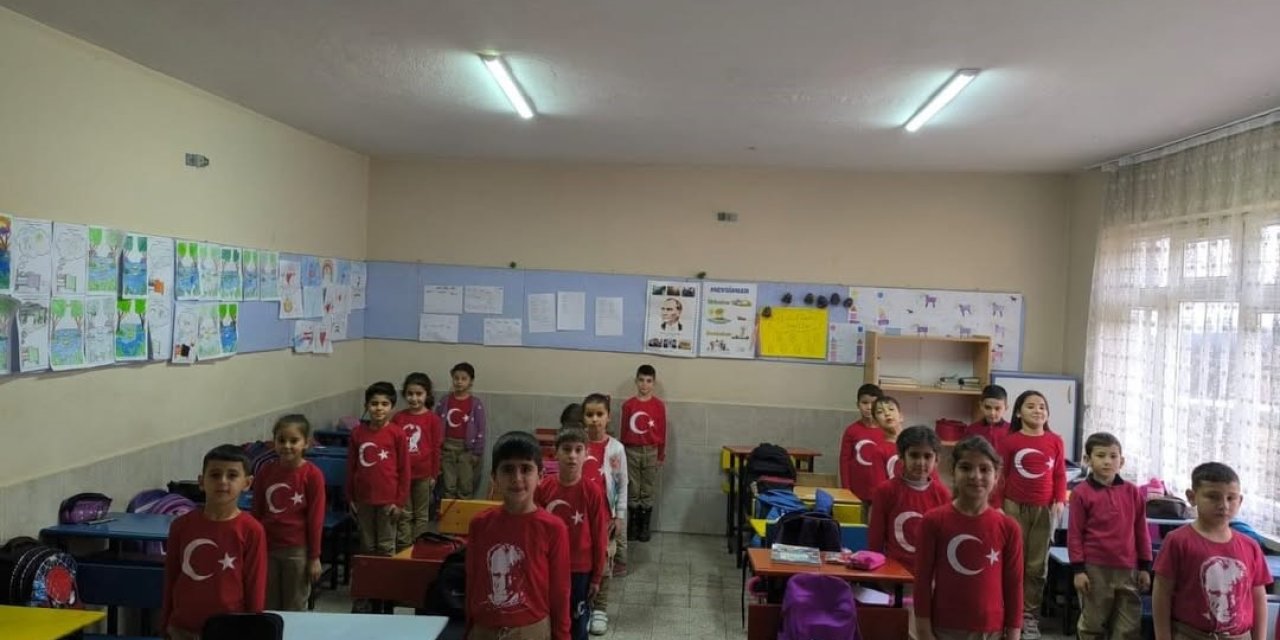 Bayındır’da okullarda 2’inci dönem "Bayrak Sevgisi" temalı etkinliklerle başladı