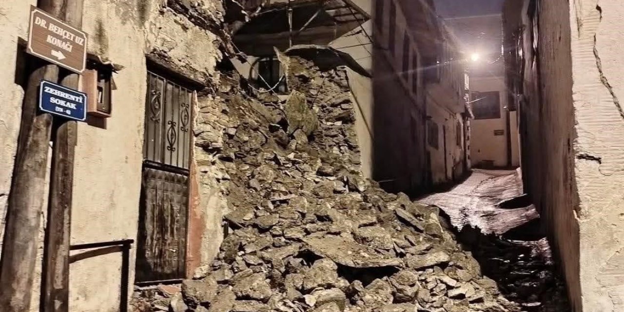 Yıkılan istinat duvarı yolu kapattı