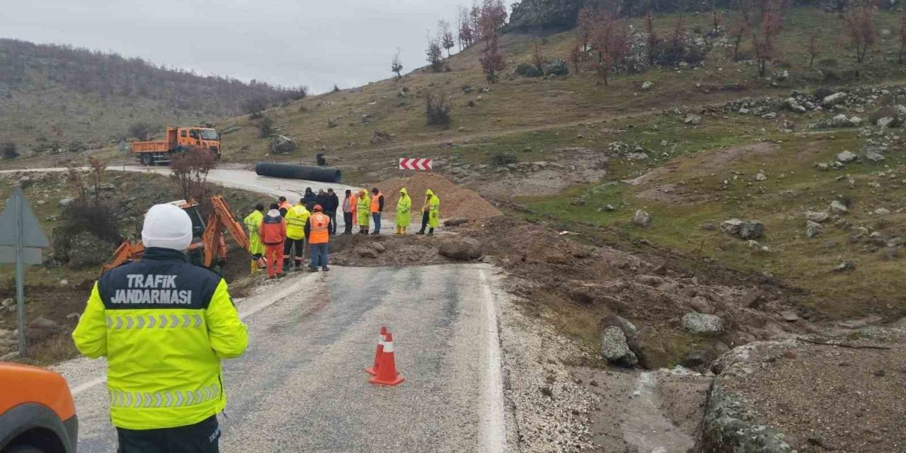 Selendi-Simav Karayolu’nda yoğun yağış sonrası çökme