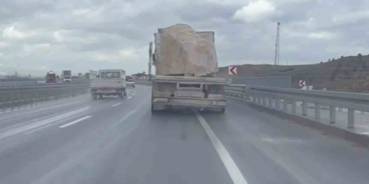 Güvenlik önlemleri alınmadan traverten taşıyan kamyona 25 bin lira ceza kesildi