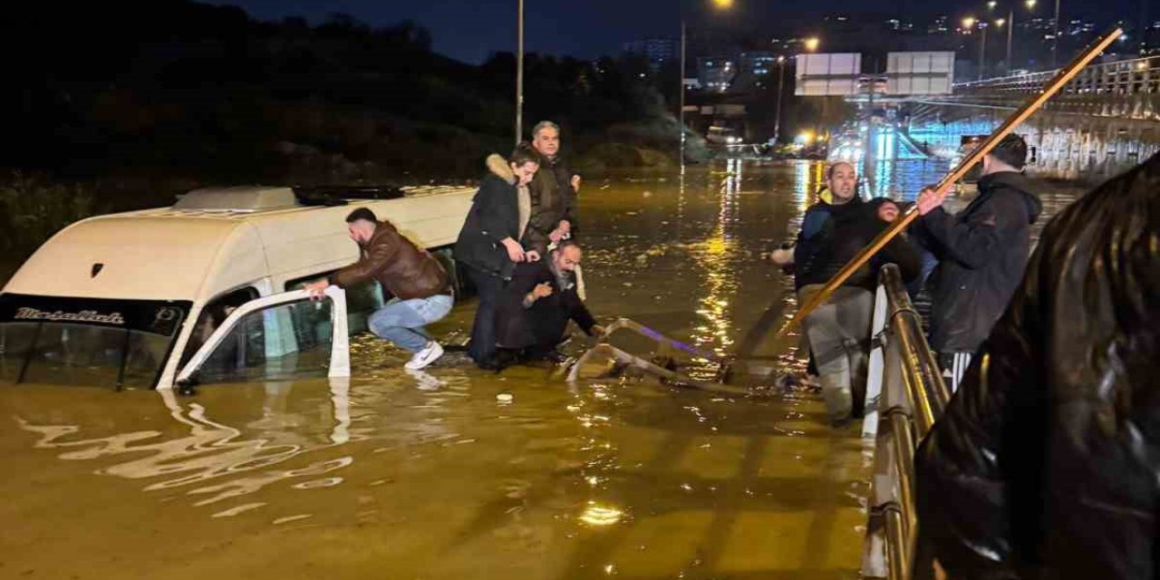 Kuşadası’nda selde can pazarı: Minibüste mahsur kalan 20 kişi kurtarıldı