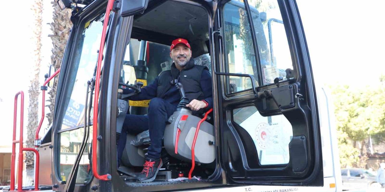 Söke Belediyesi’ne 15 tonluk ekskavatör