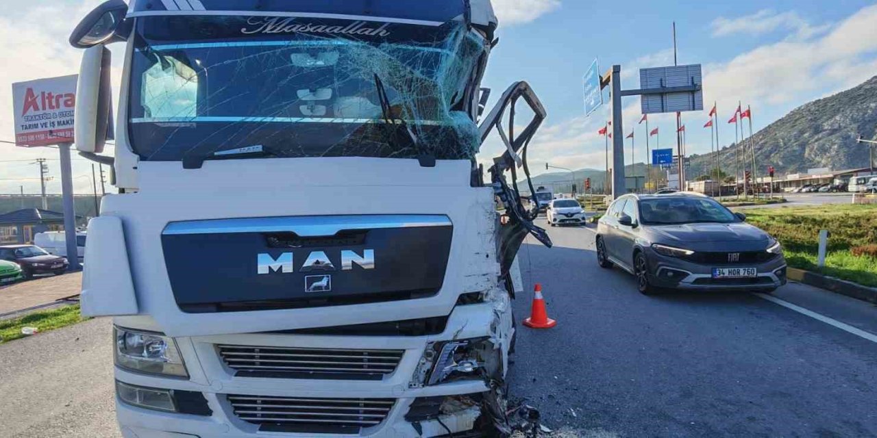 Kırkağaç’ta iki tır çarpıştı: 1 yaralı