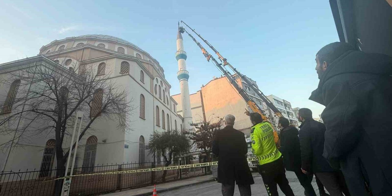 Turgutlu’da hasar gören cami minaresi vinçle düzeltildi