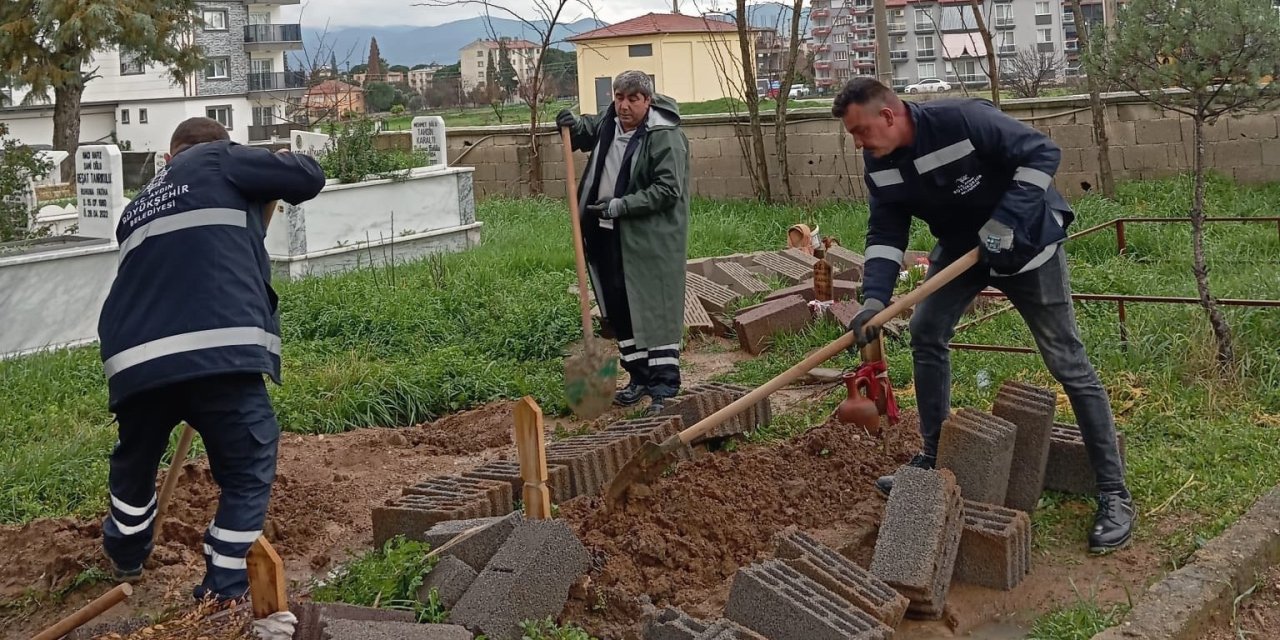 Aydın Büyükşehir, Çine’de mezarlıklarda onarım ve bakım çalışması gerçekleştirdi
