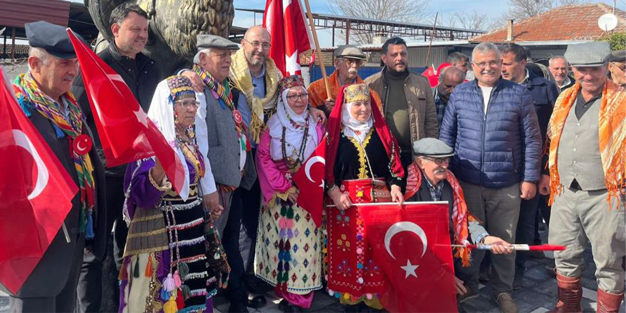 Germencik'e deve heykeli dikildi