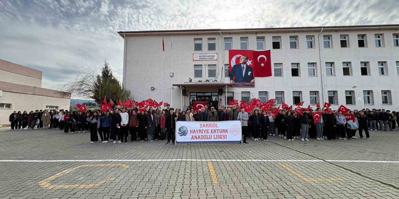 Sarıgöl’de öğrencilerden bayrağa anlamlı sahiplenme