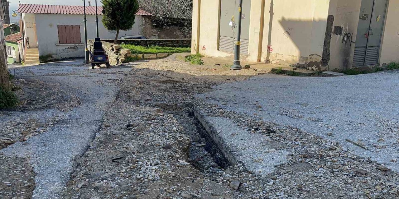 Bayındır’da sürücülerden çukur yollara tepki