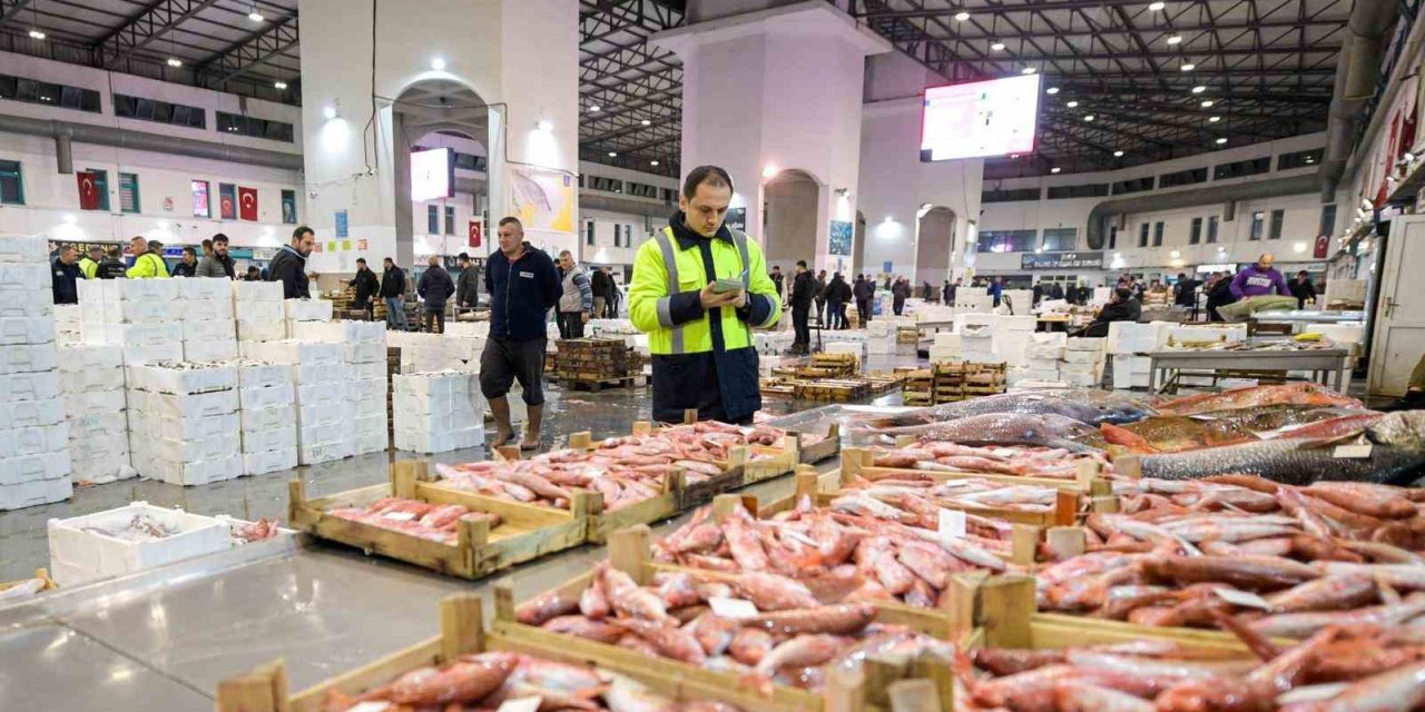 İzmir Su Ürünleri Hali 51 bin tonla rekor kırdı