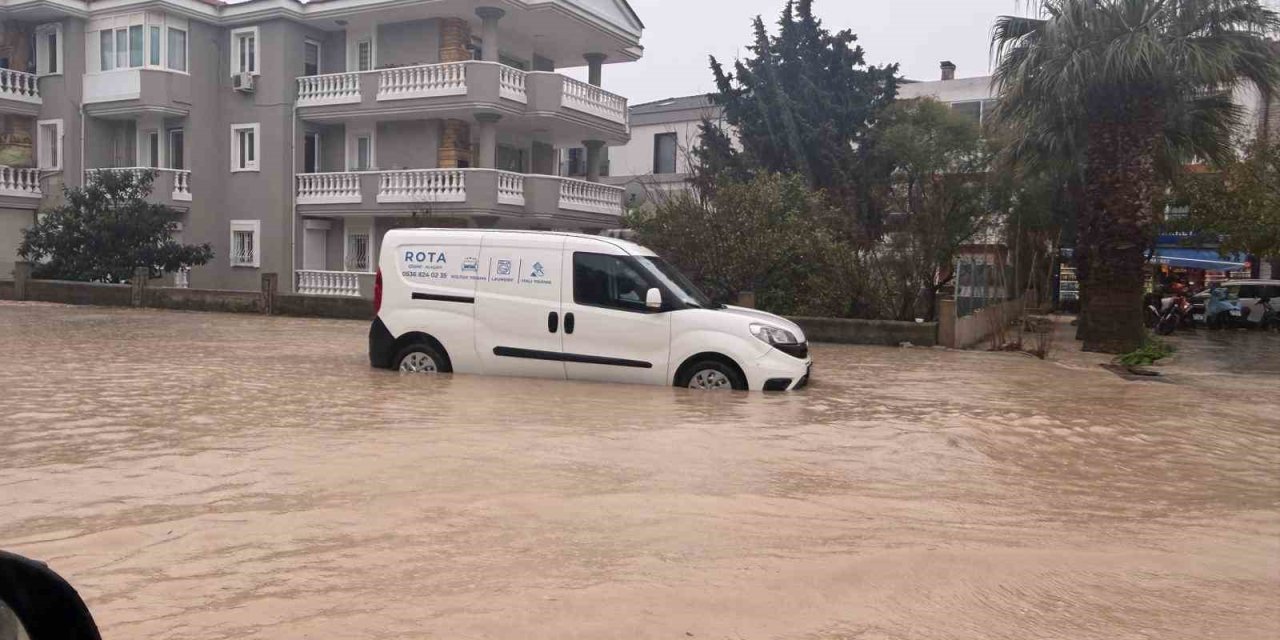 Çeşme’de sağanak yağış: Caddeler dereye döndü, rögarlar taştı