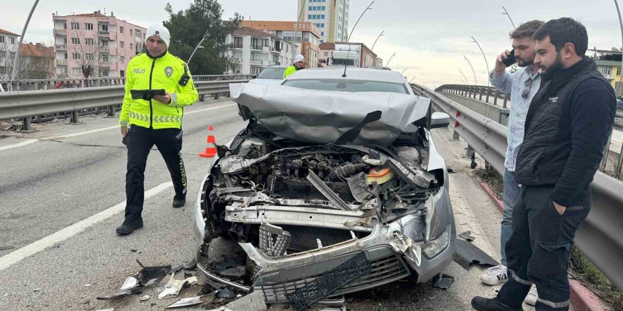 Uşak’ta 3 otomobil çarpıştı: 4 yaralı