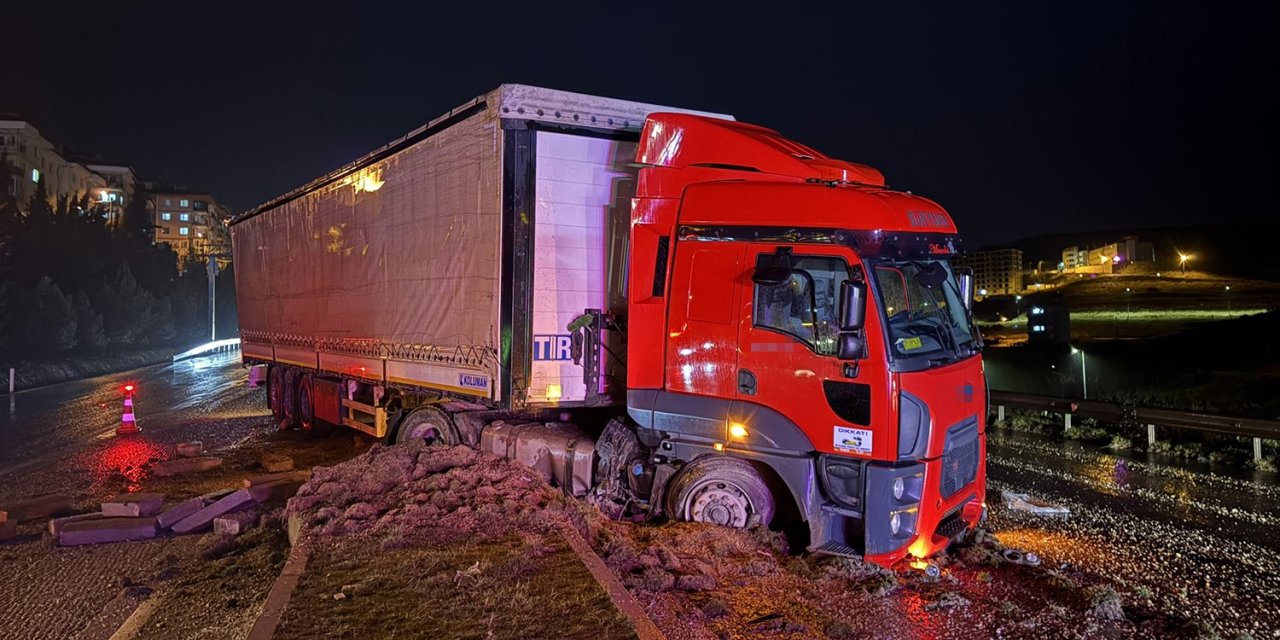 Tır refüje çıktı, 2 otomobil zarar gördü