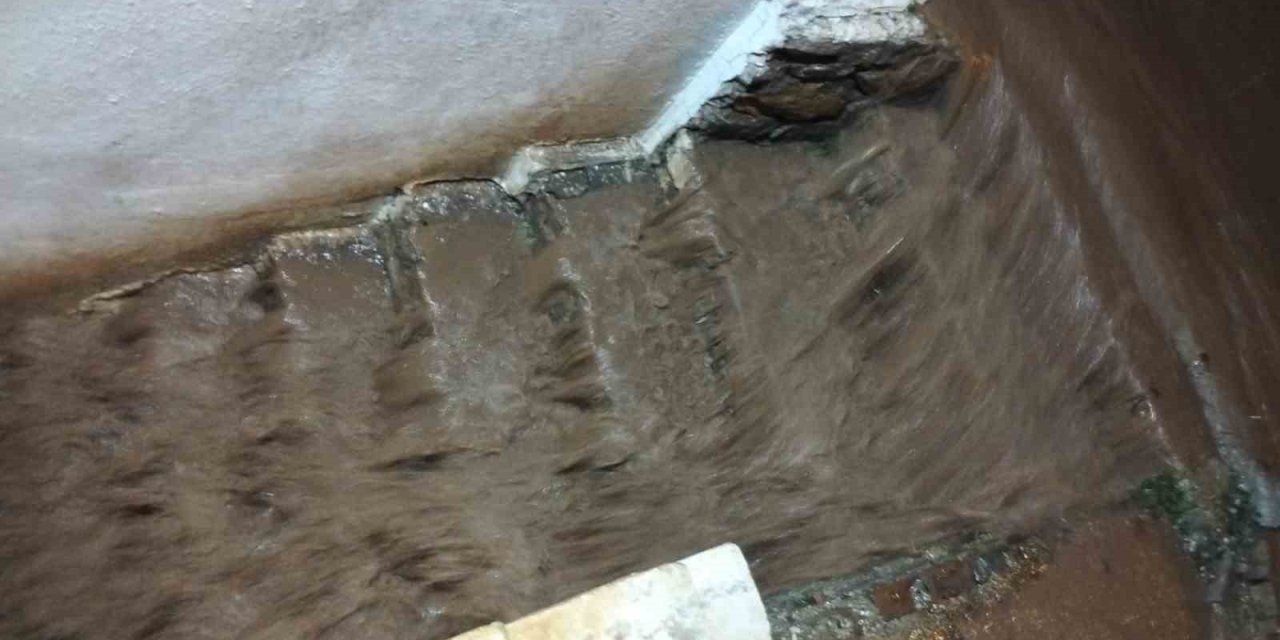 Marmaris’te sağanak etkili oldu, su baskınları oluştu