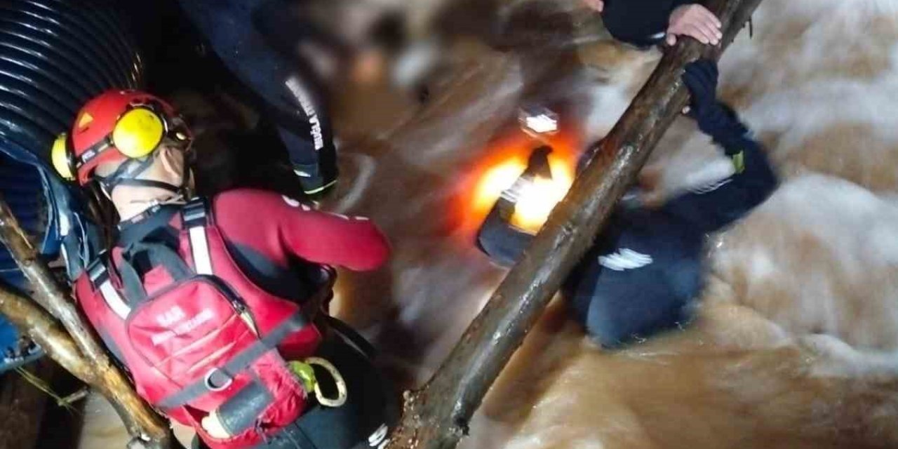 Sele kapılan otomobil sürücü, 3 saatlik çalışmanın sonunda ölü olarak bulundu