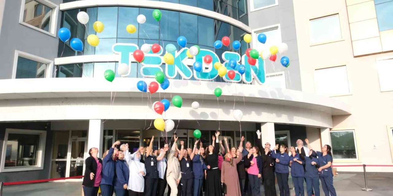 Özel Tekden Hastanesi kansere farkındalık için gökyüzünü renklendirdi