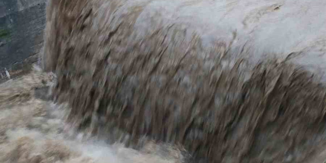 Tabakhane Deresi yağışla birlikte coştu