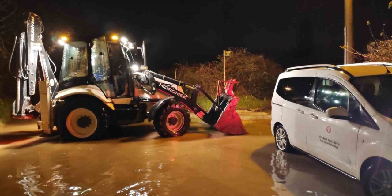 Menteşe Belediyesi ekipleri gece boyunca mesai yaptı