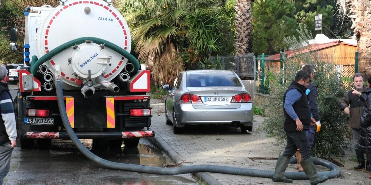 Bodrum’da sağanak yağışın bilançosu: "101 ev, 8 iş yerinde su baskını yaşandı"
