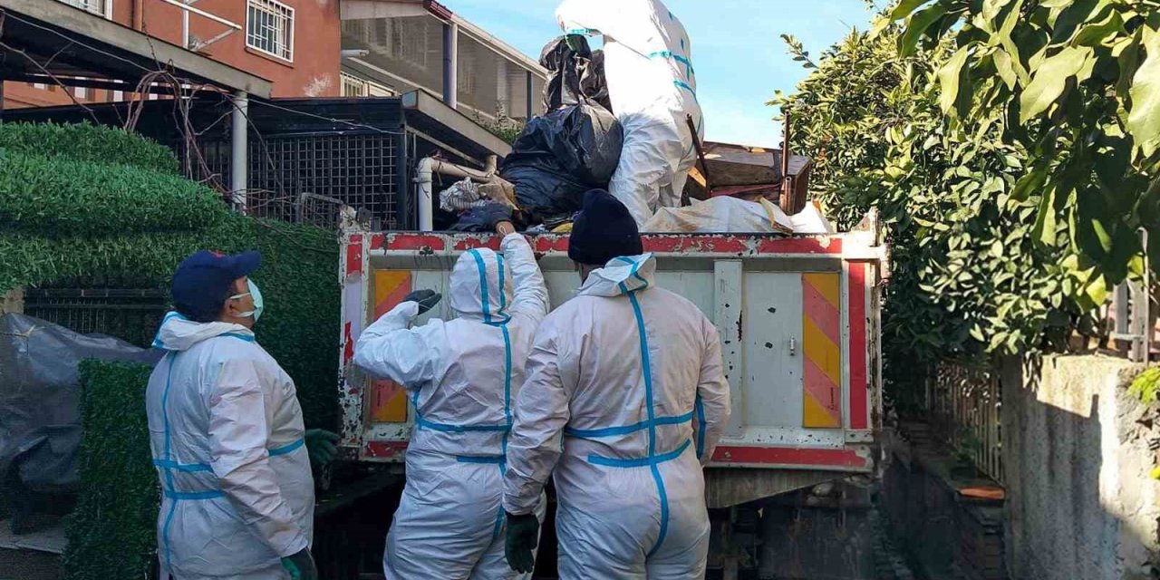 Aydın’da iki çöp evden 13 kamyon çöp çıktı