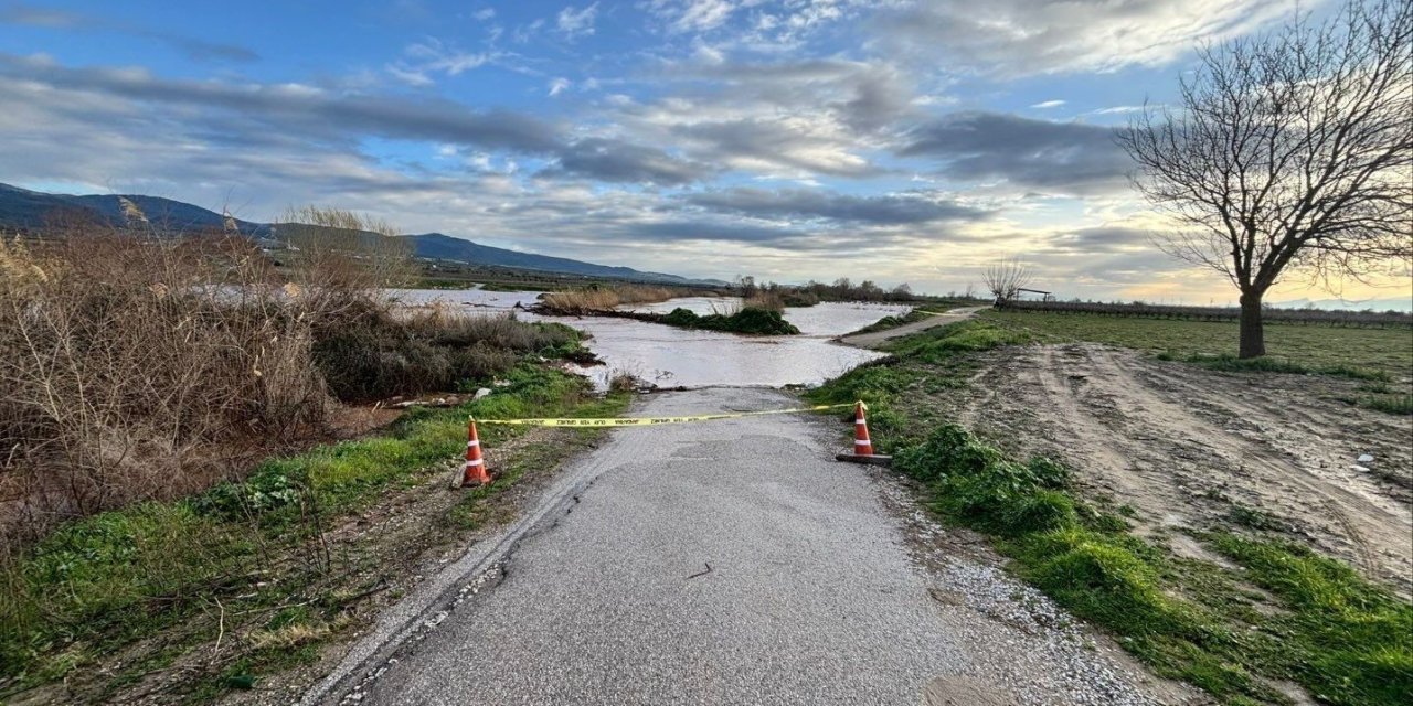 Gediz taştı, köprü sular altında kaldı