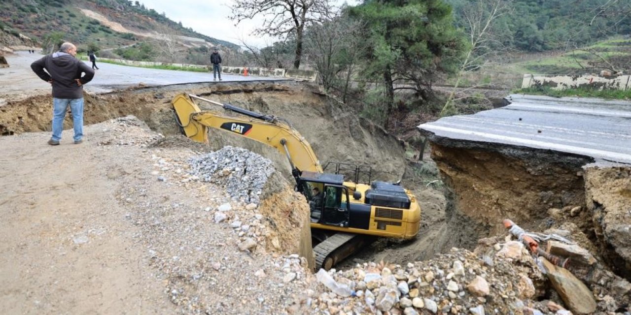 Aydın sınırında çöken yol ulaşıma kapandı