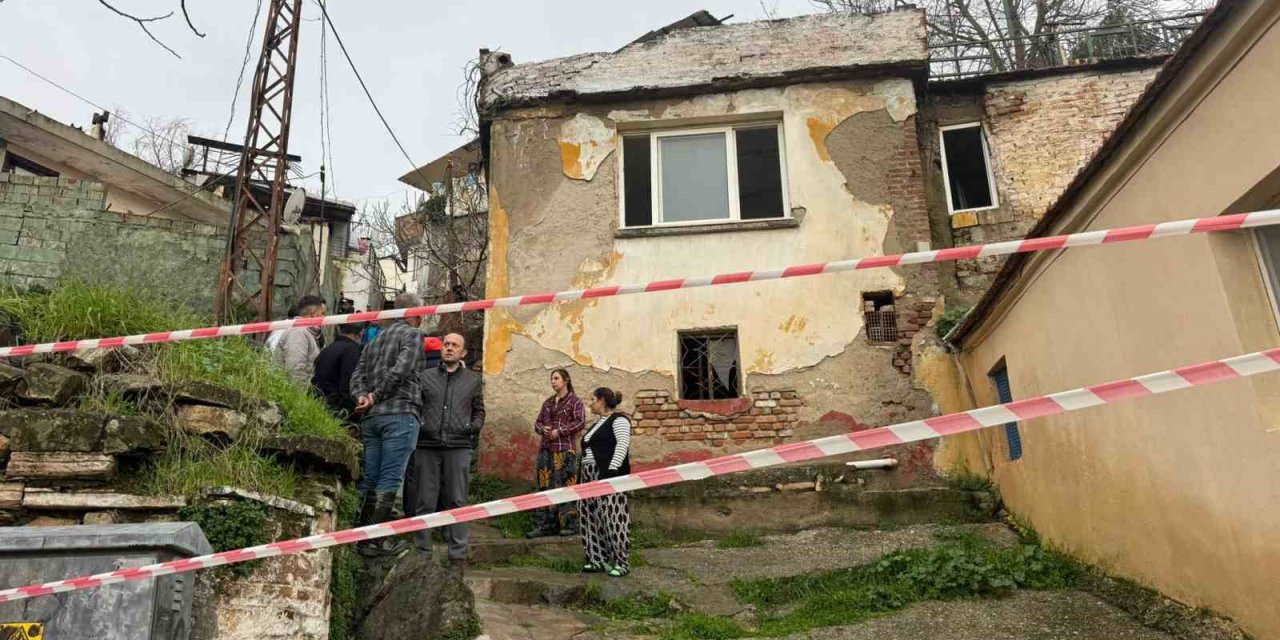 Söke’de yağmurun yumuşattığı evin duvarı çöktü