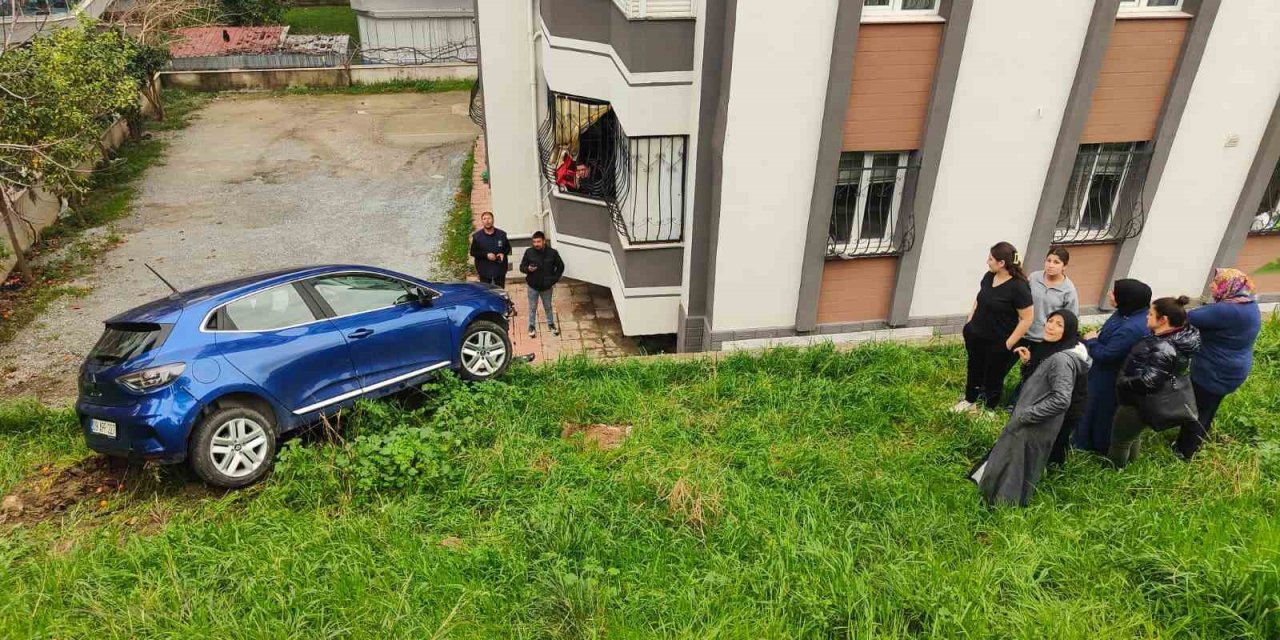 Fren yerine gaza basınca, sitenin bahçesine yuvarlandı