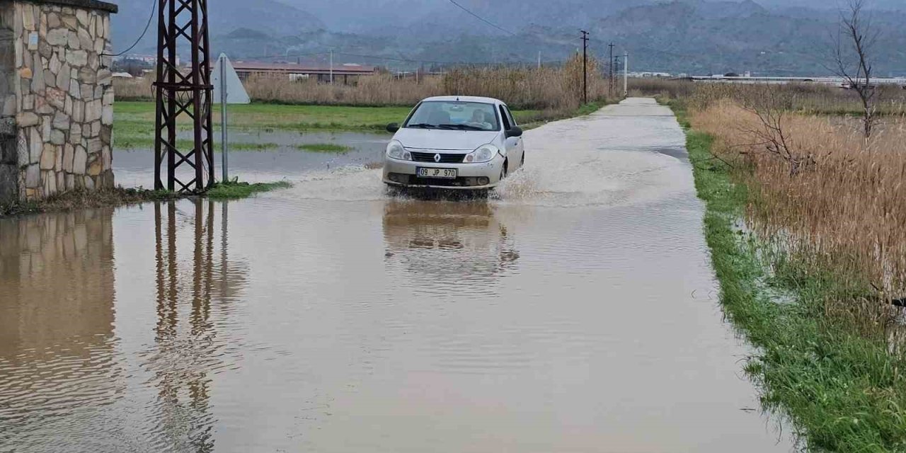 Sultanhisar’da kurutma kanalı taştı, tarım arazileri göle döndü