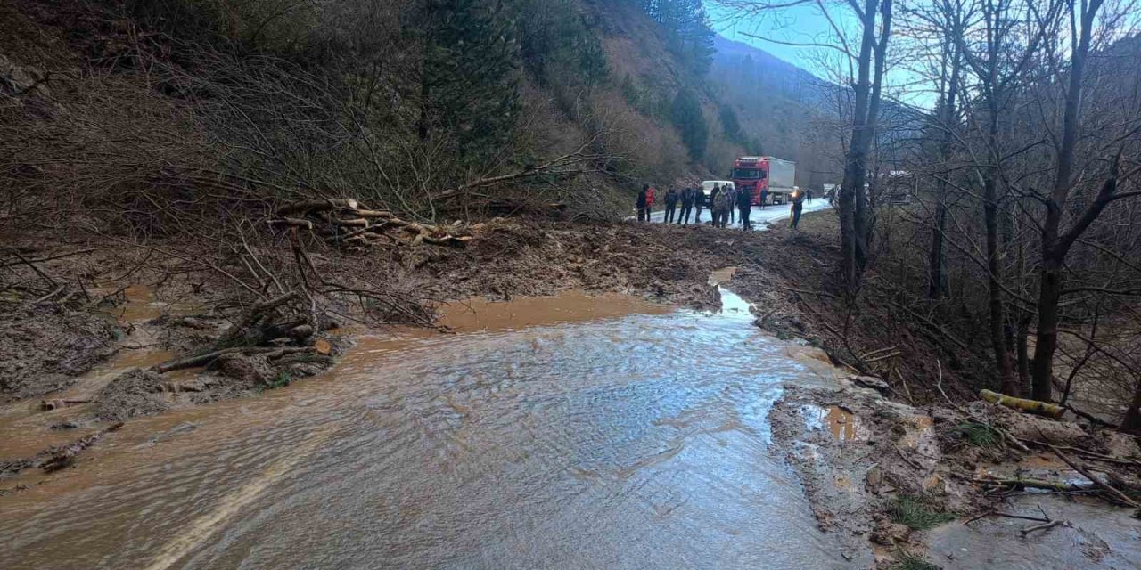 Ödemiş-Salihli yolunda heyelan