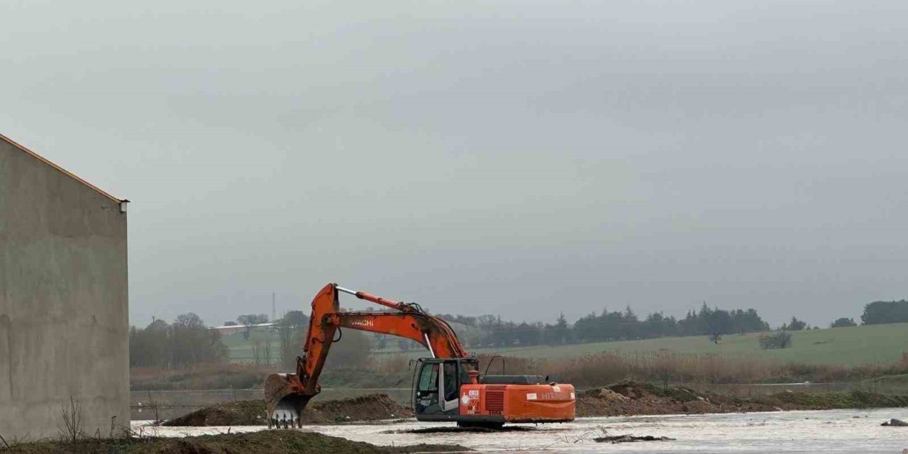 Değirmendere deresi taştı, tarım arazilerini ve iş yerlerini su bastı