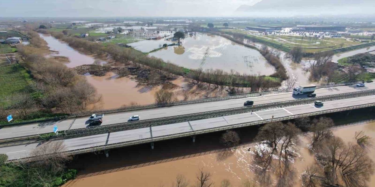 Adımla geçilen nehir taştı