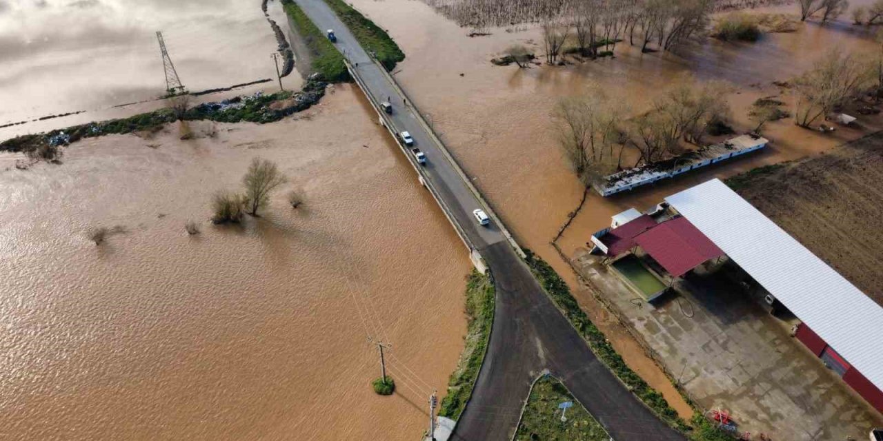Salihli’de sel felaketi: Köprü yıkıldı, nehir taştı, yollar kapandı