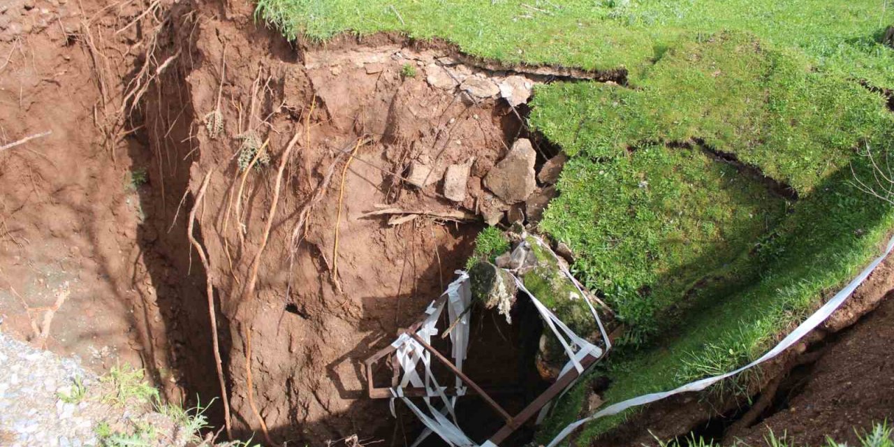 Eski su kuyusunun olduğu yol çöktü obruk oluştu