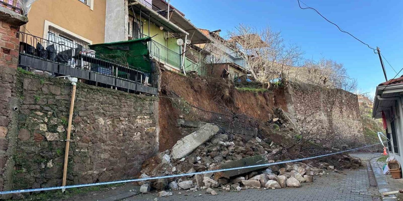 Uşak’ta yağış sonrası istinat duvarı çöktü, toprak kayması yaşandı: 3 ev tahliye edildi