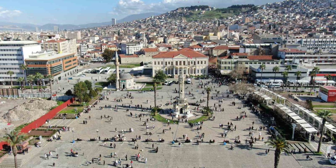 İzmir’de güneşli havayı gören vatandaşlar sahile akın etti