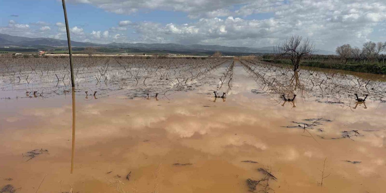 Manisa’da nehir taştı, mahsur kalan vatandaşlar traktörlerle kurtarıldı