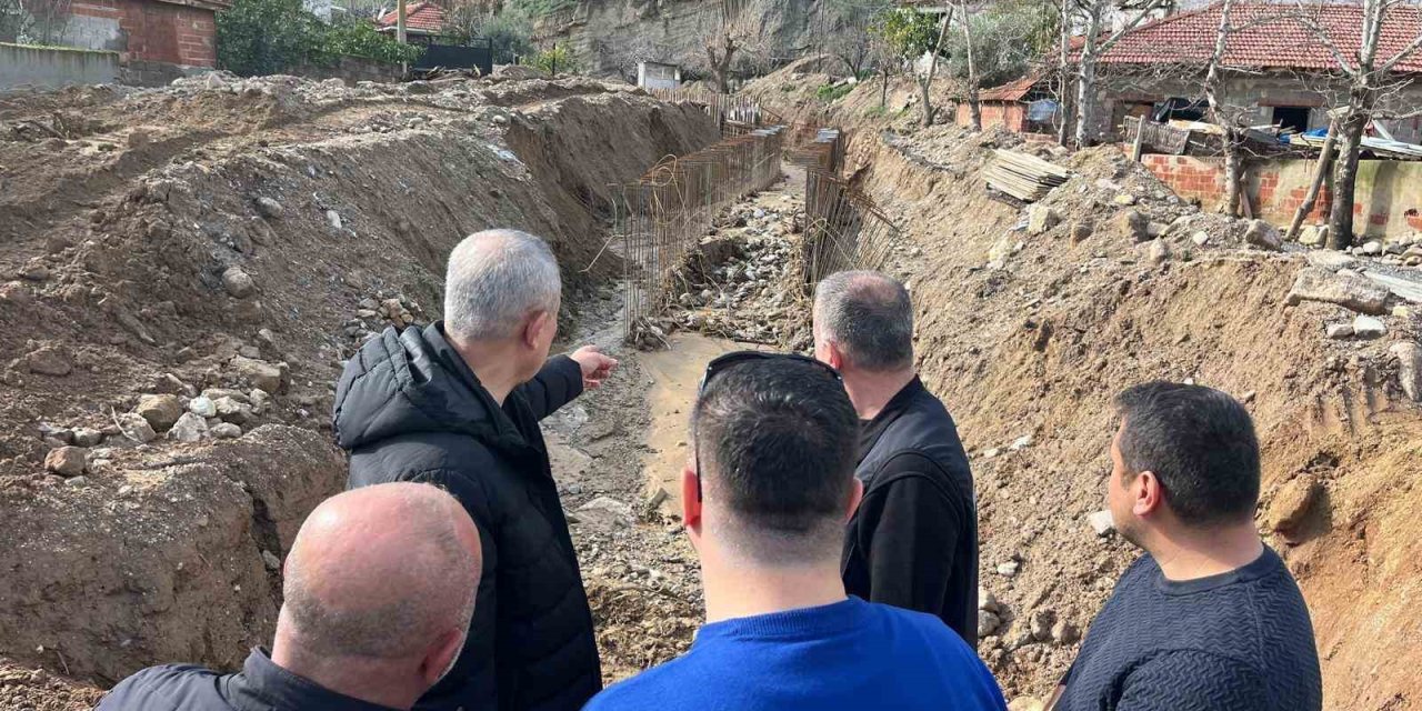 Alaşehir’de selin vurduğu yollar onarılıyor