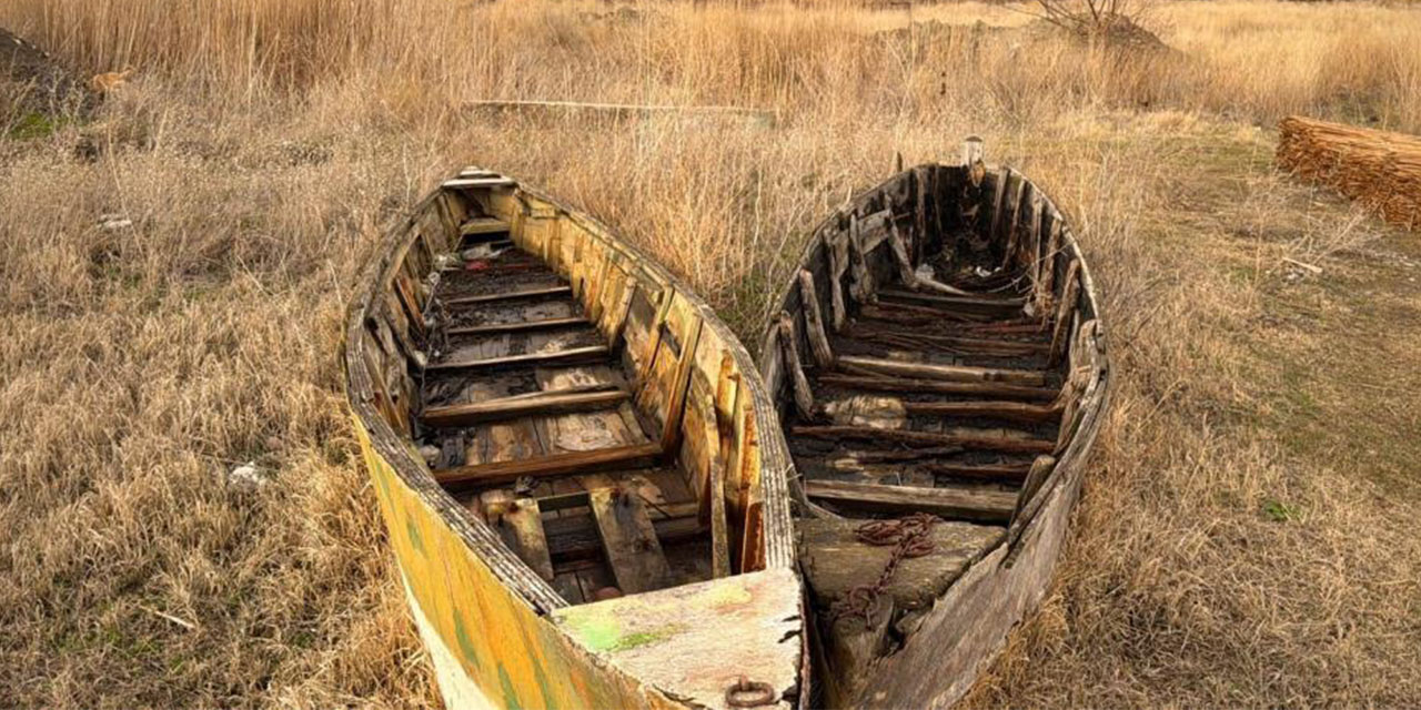 Eber Gölü’nün simgesi kayıklar suya değil, sertleşmiş toprağa hapsoldu