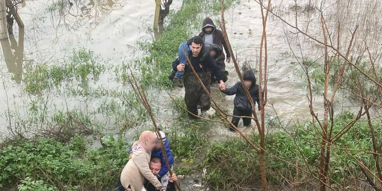 Taşkın sebebiyle mahsur kalan aile kurtarıldı